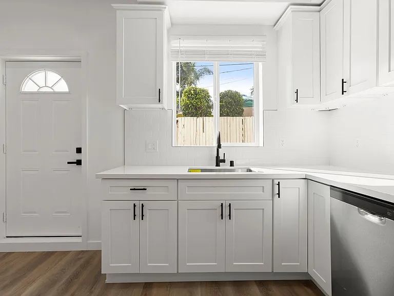 1537 Centinela Ave — Photo 5
