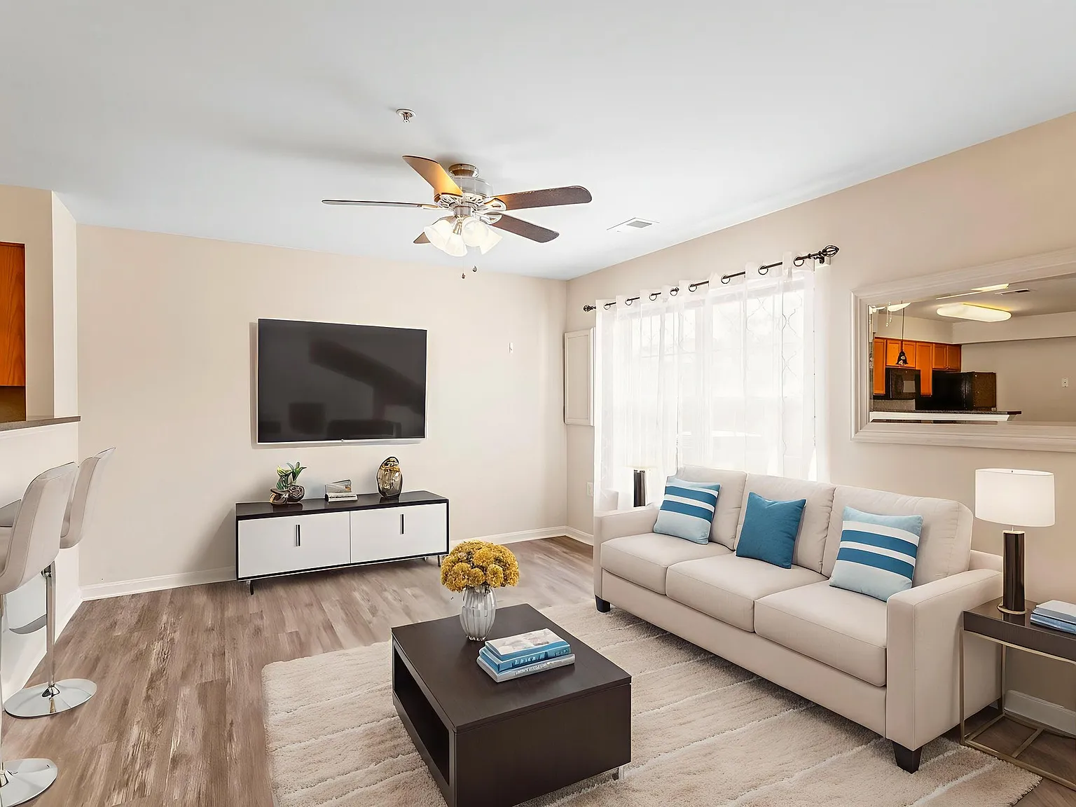 4903 Edgeware Ter — Photo 3
