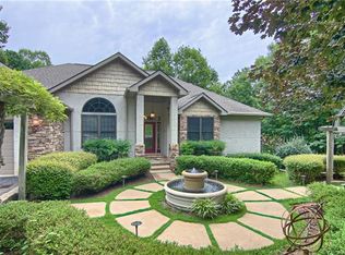 700 N Sunlight Ridge Ct, Hendersonville, NC 28792
