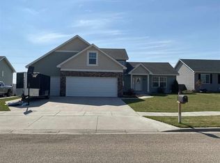 2836 Grey Eagle Pass NW, Minot, ND 58703
