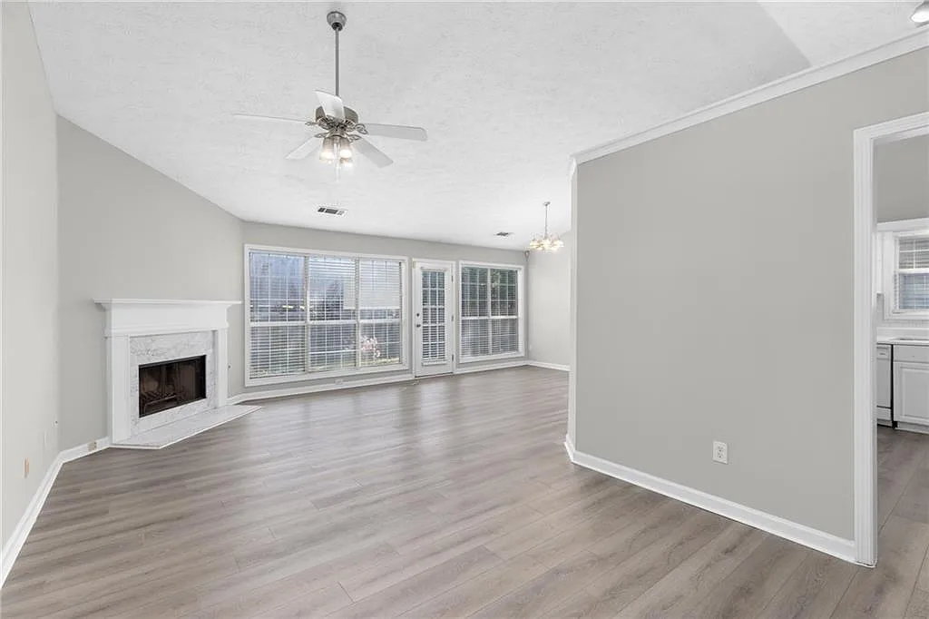 3 bed, 2.0 bath, 1402 sqft, $2,150 — Photo 2