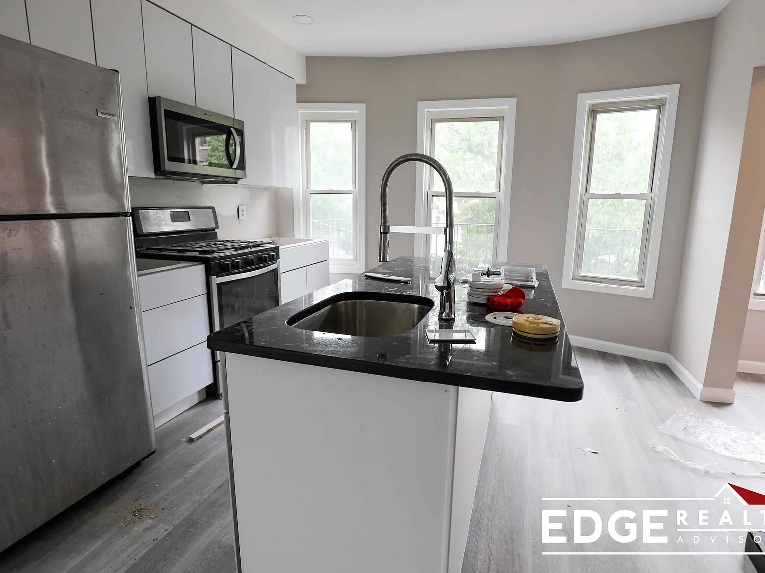 5 bed, 2.5 bath, 2000 sqft, $6,800 — Photo 2