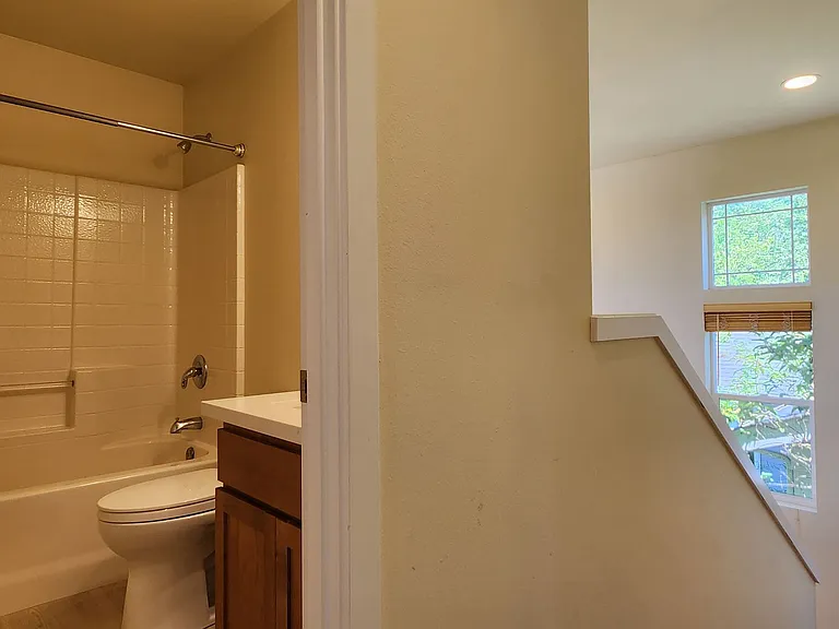 2567 NE Kensington Ct — Photo 19