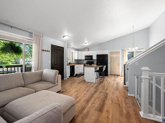 4th image of 3709 W 90th St