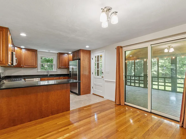21 Cherokee Rd — Photo 2