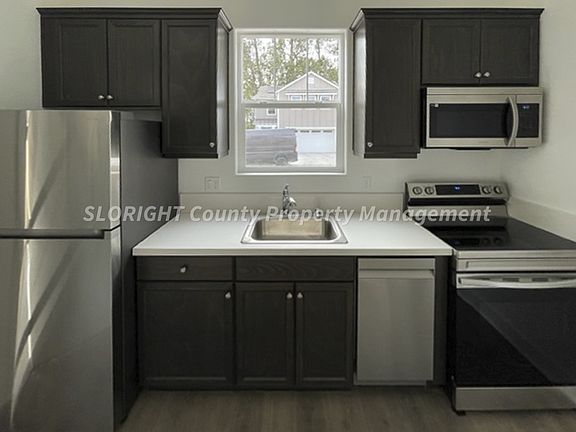 5th image of 1039 Forest St