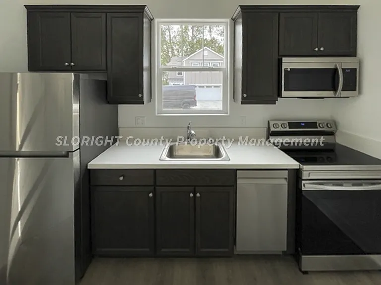1039 Forest St — Photo 5