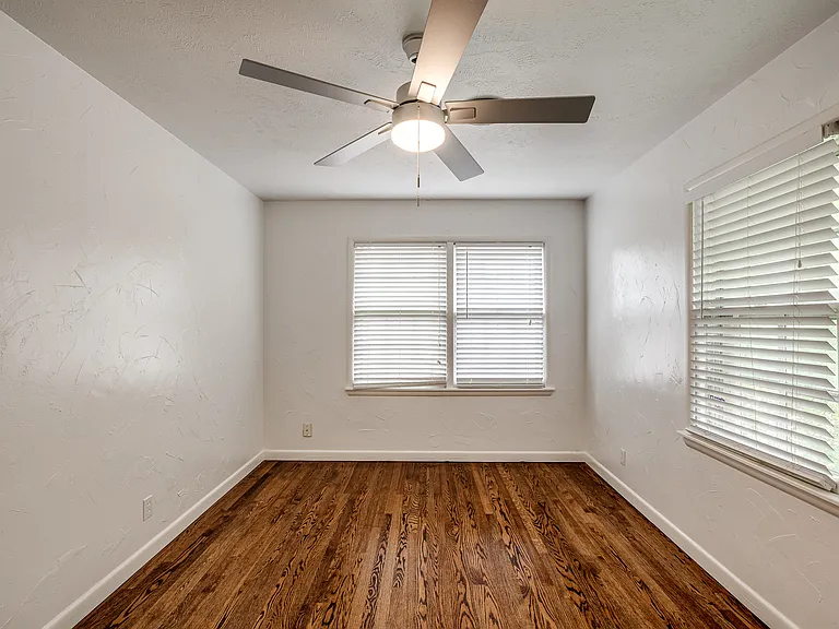 4620 N Harvey Pkwy #1/2 — Photo 26
