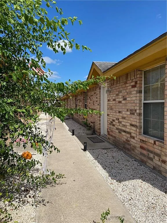 2 bed, 2.0 bath, 999 sqft, $875 — Photo 1