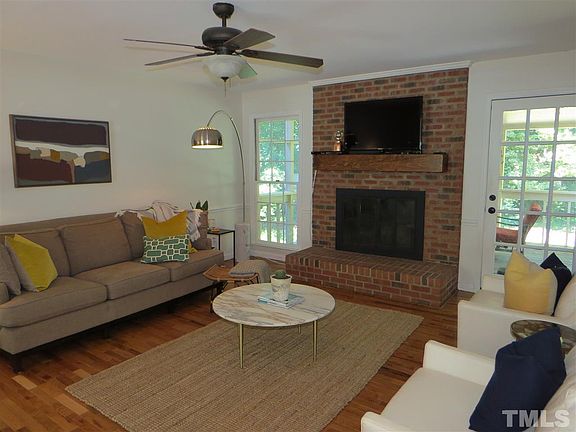 Family rm has hardwood floor
