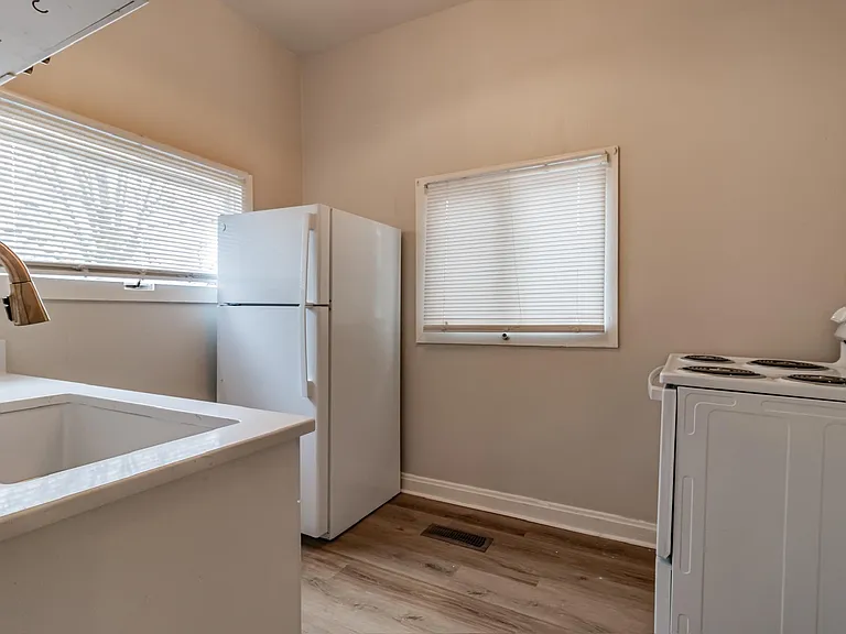 410 SE 2nd St #2 — Photo 5