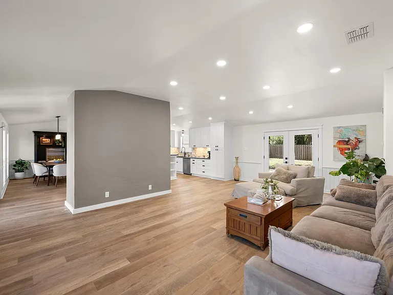 303 Lakeway Dr — Photo 5