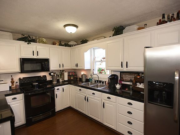 4th image of 3207 E 8th St