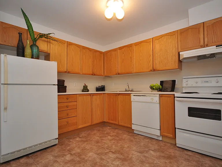 680 Parkland Dr — Photo 15