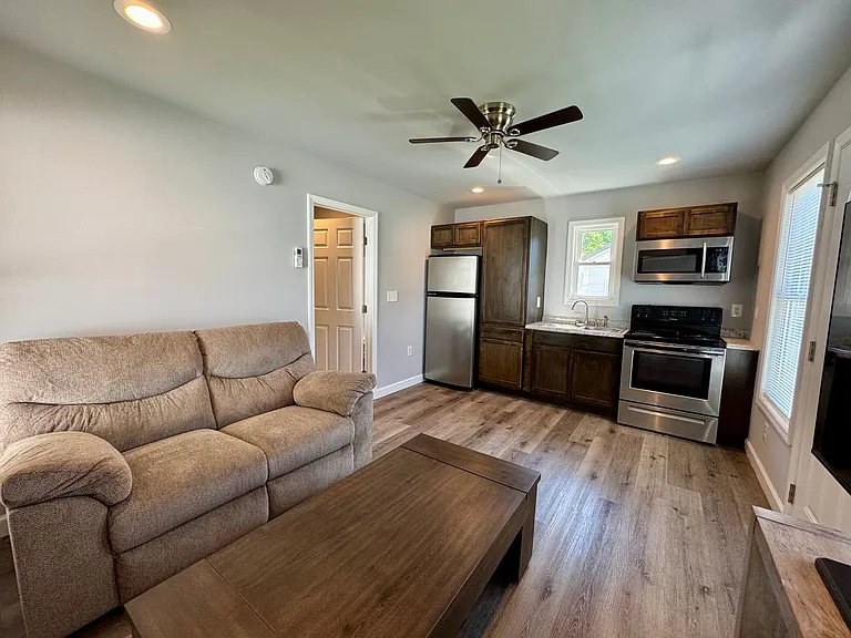 513 Pleasant St — Photo 2