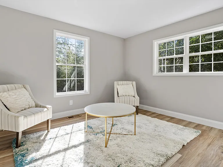 105 S York St — Photo 9