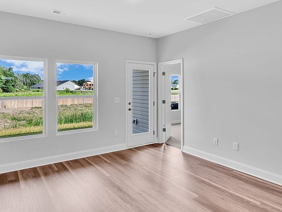 5th image of 346 Sandridgebury Dr