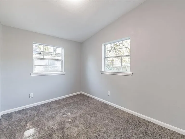 1002 S 2nd St — Photo 6