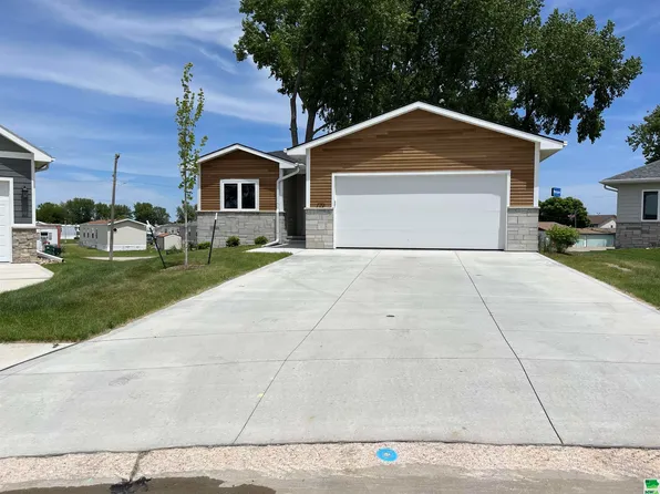 179 N Canterbury Cir, North Sioux City, SD 57049