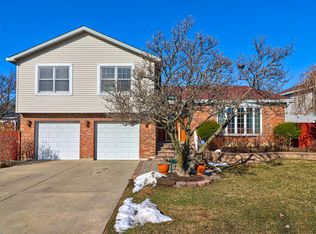12 Mill Pond Dr, Glendale Hts, IL 60139