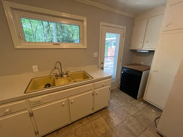 1810 Catawba St — Photo 9