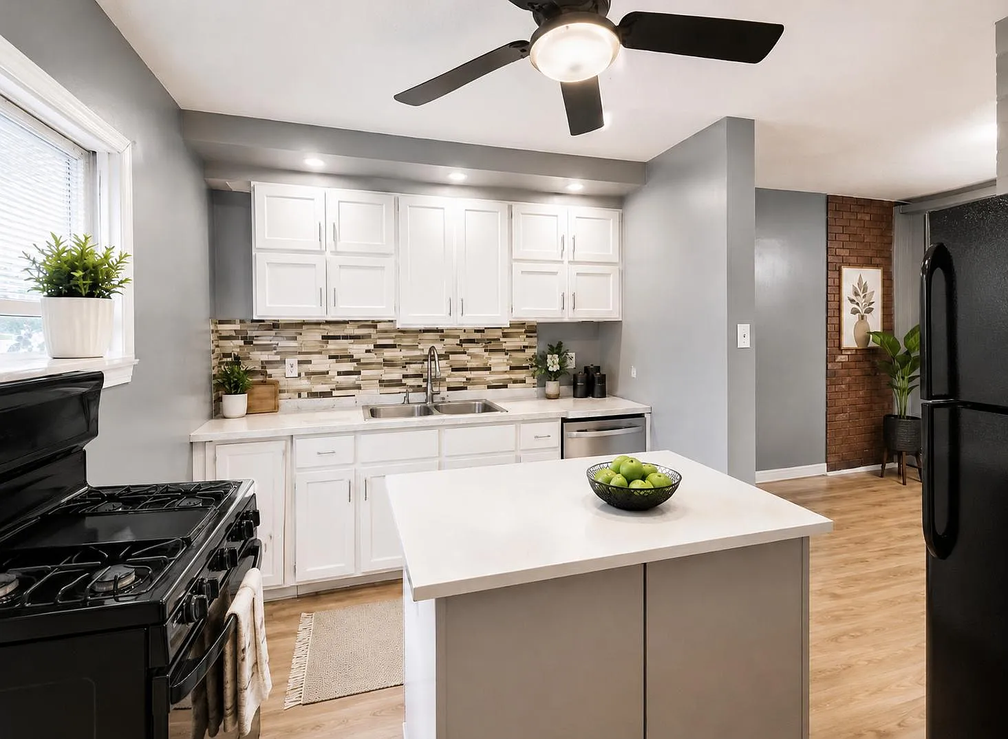 4 bed, 1.0 bath, 2500 sqft, $706 — Photo 2
