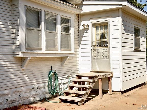 4th image of 916 Park St