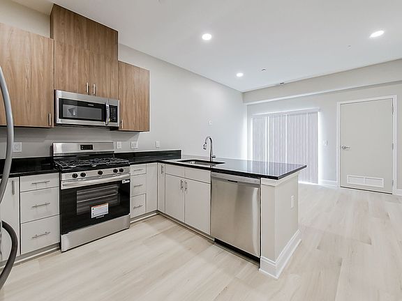 3rd image of 31480 Warren Rd #304