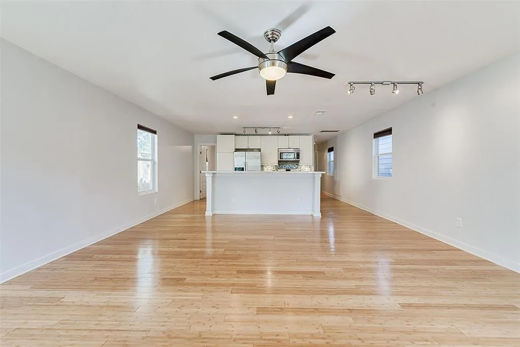 2 bed, 1045 sqft, $1,600 — Photo 3