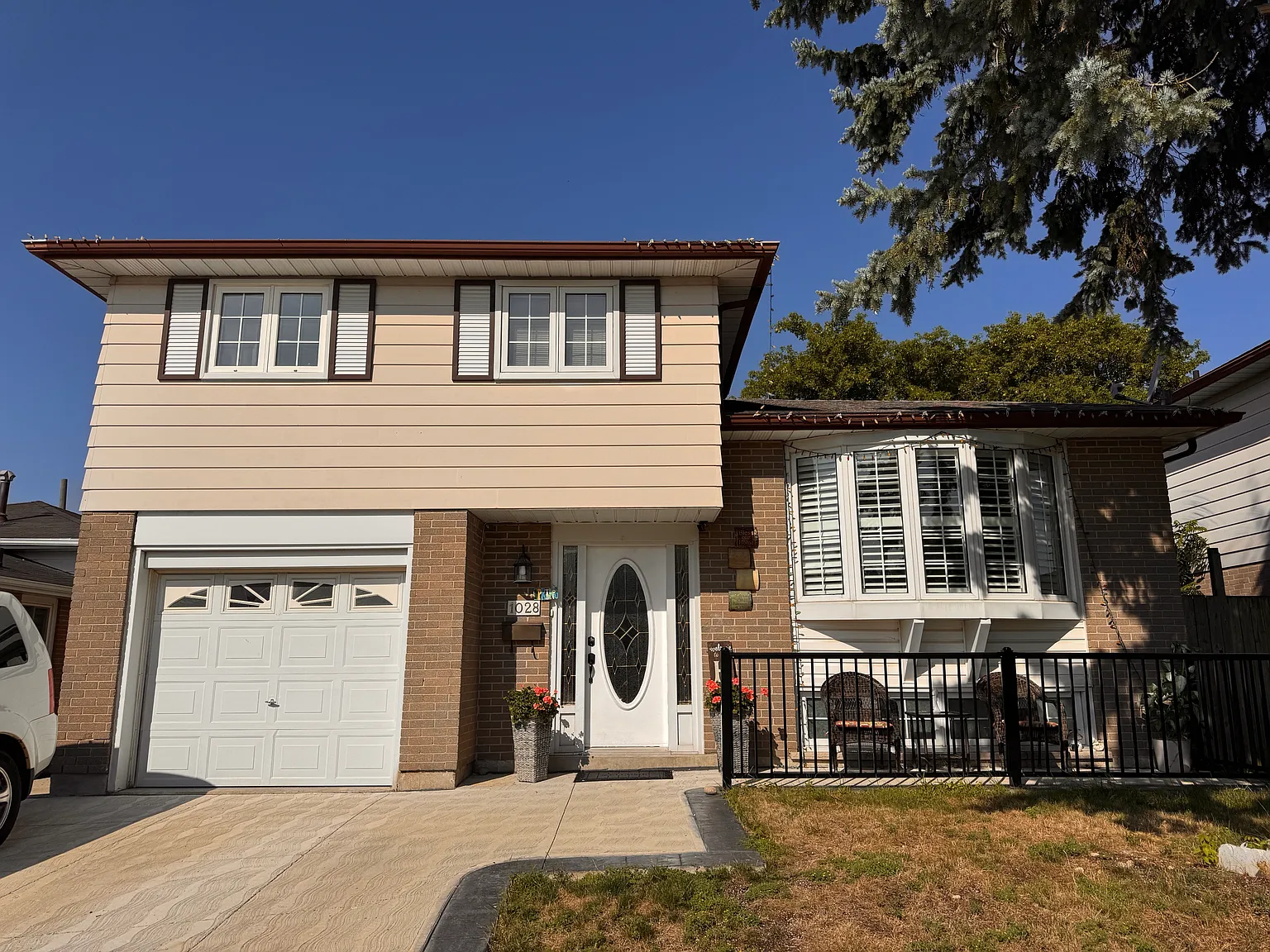 1028 Valentine Drive Cambridge — Photo 1