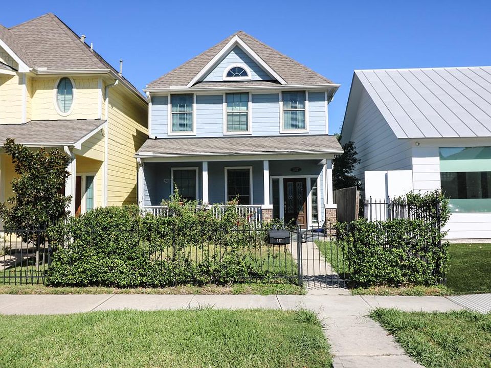 Large Gated Front yard