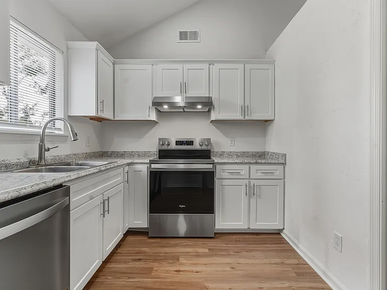 2900 Woodrich Dr #202 — Photo 5
