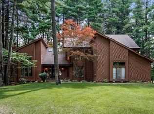 11555 Knights Dr, Pinckney, MI
