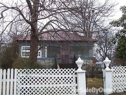 Front of House : Yard is completely fenced. House is on 3 lots.