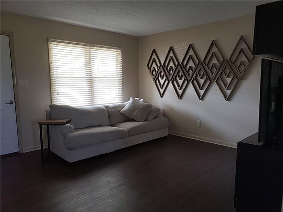 3rd image of 725 Barbara Dr