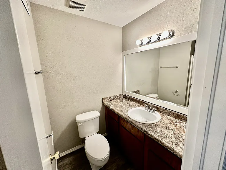 2437 W Gum St — Photo 6