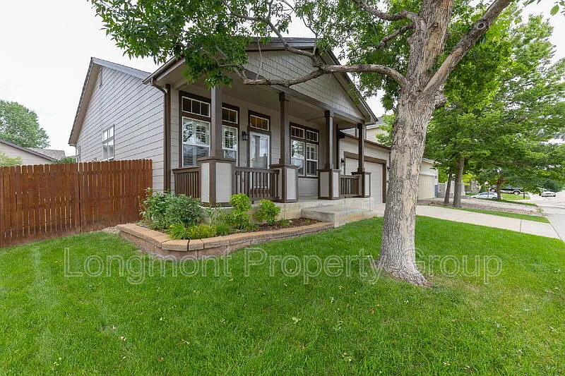 3 bed, 2.0 bath, 1860 sqft, $2,700 — Photo 2