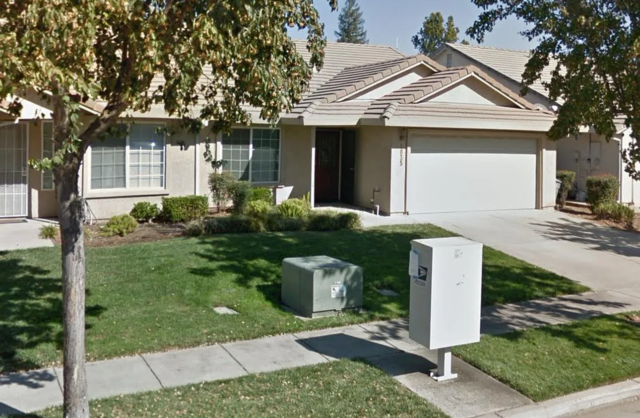 3 bed, 1396 sqft, $2,300 — Photo 1