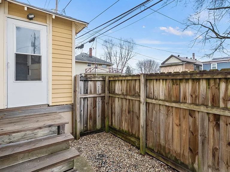 1213 W Jefferson Blvd — Photo 37