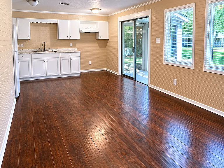 920 Woody Dr — Photo 5