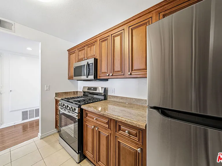 909 N Croft Ave #305 — Photo 5