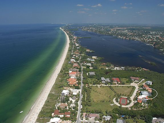 Casey Key is an 8 mile island with no high rises and no traffic lights.