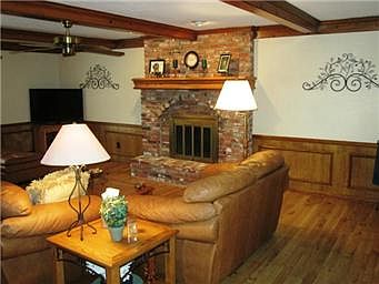 SPACIOUS LIVING ROOM