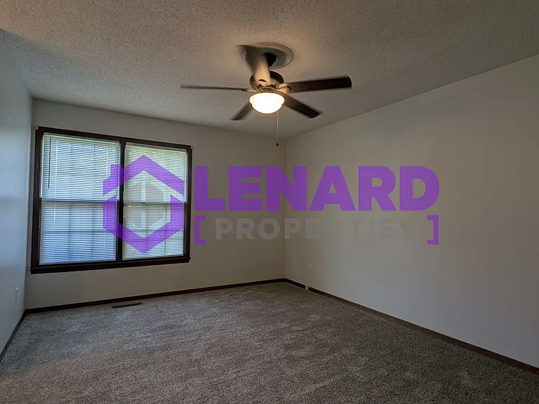 2111 S Western Ave — Photo 8