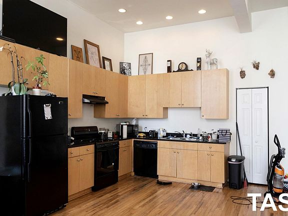 2nd image of 1261 N Greenview Ave #1F