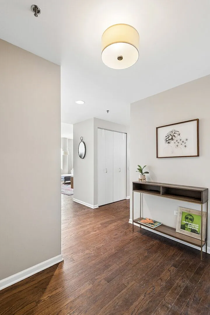 4 bed, 2.5 bath, 2213 sqft, $5,300 — Photo 2