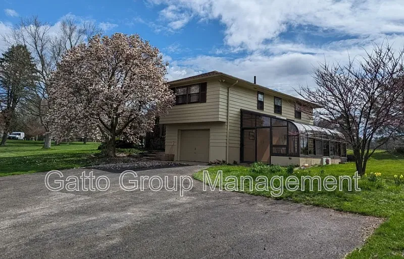 3 bed, 2.5 bath, 1552 sqft, $1,550 — Photo 1