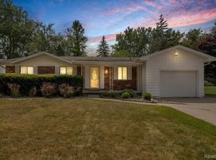 1933 Tamarisk Dr, East Lansing, MI 48823