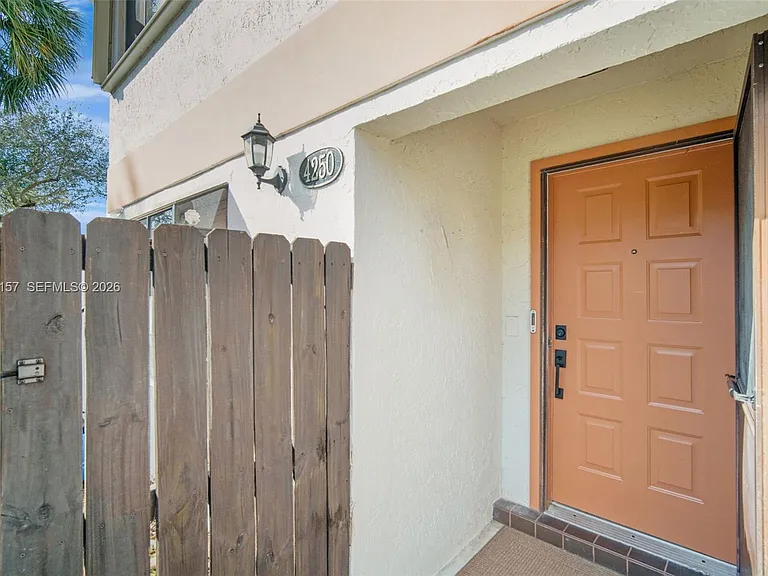 4250 SW 70th Ter — Photo 7