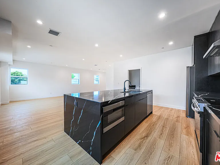 1525 S Carmelina Ave #1525 — Photo 5